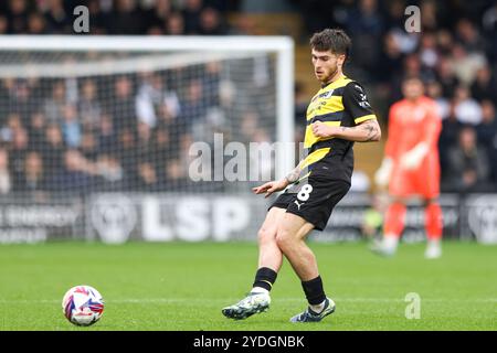 Kian Spence von Barrow AFC übergibt den Ball während des Spiels der Sky Bet League 2 zwischen Bromley und Barrow in der Hayes Lane, Bromley am Samstag, den 26. Oktober 2024. (Foto: Tom West | MI News) Credit: MI News & Sport /Alamy Live News Stockfoto