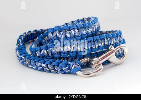 Blaue Paracord Hundeleine mit Metallclip Stockfoto