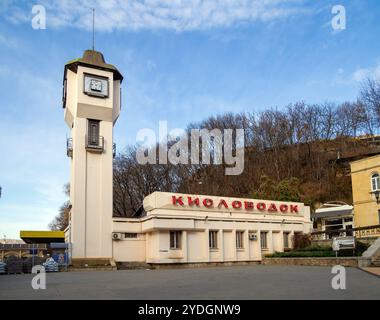 Kislowodsk, Russland - 01. Dezember 2023: Uhrenturm am Bahnhof in Kislowodsk Stockfoto