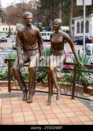 Kislowodsk, Russland - 01. Dezember 2023: Genre-Skulptur 'Lovers', Vokzalnaja Straße, Kislowodsk Stockfoto