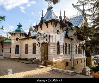 Kislowodsk, Russland - 01. Dezember 2023: Blick auf das Chaliapin-Datscha-Gebäude vom Innenhof, Stadt Kislowodsk Stockfoto