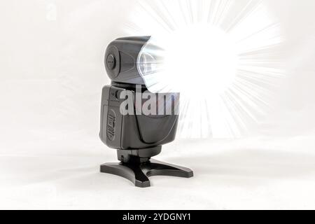 Schrägansicht eines Schwarzen unbranded externes Blitzgerät für DSLR-Kamera mit Diffusor angewendet, während der Aufnahme Stockfoto