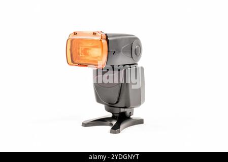Schrägansicht eines Schwarzen unbranded externes Blitzgerät für DSLR-Kamera mit Erwärmung Diffusor angewendet Stockfoto