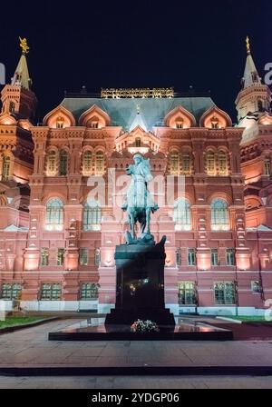 Die staatlichen historischen Museums und Marschall Zhukov Statue in der Nacht, Moskau, Russland Stockfoto