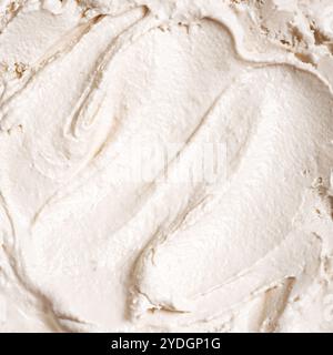 Vanilleeis-Textur, quadratischer Vollformathintergrund. Hausgemachter gefrorener Joghurt mit Vanille aus nächster Nähe. Stockfoto