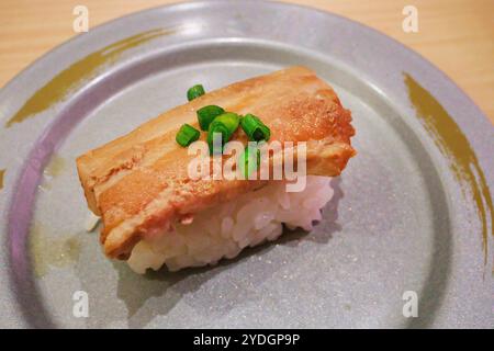 Gestanzt von Sushi geschmortem Schweinefleisch auf weiß isoliert Stockfoto