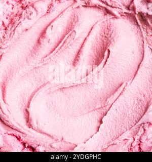 Rosafarbene Erdbeereis-Textur, quadratischer Hintergrund. Hausgemachtes veganes Beereneis oder gefrorener Joghurt aus der Nähe. Stockfoto