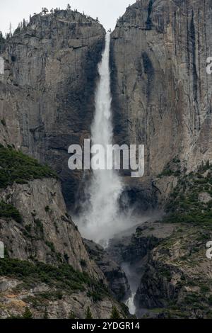 Die Upper Yosemite Falls platzen mit der rekordverdächtigen Schneeschmelze im Tal Stockfoto