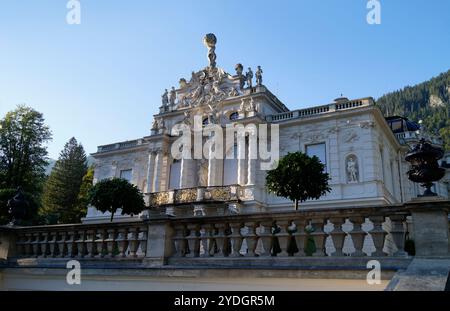 Rokoko Schloss Linderhof erbaut vom bayerischen König Ludwig II. In den bayerischen Alpen an einem sonnigen Septemberabend mit blauem Himmel (Ettal, Bayern) Stockfoto