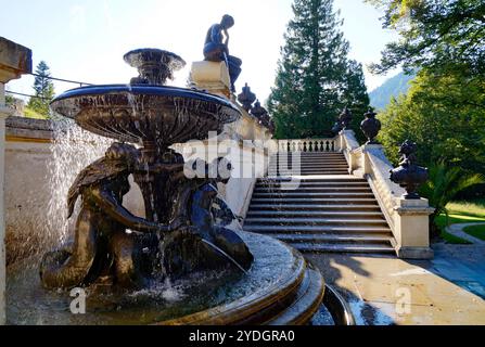 Atemberaubende Springbrunnen des Rokoko-Schlosses Linderhof, erbaut vom bayerischen König Ludwig II. In den Bayerischen Alpen am Septemberabend (Ettal, Bayern, Deutschland) Stockfoto