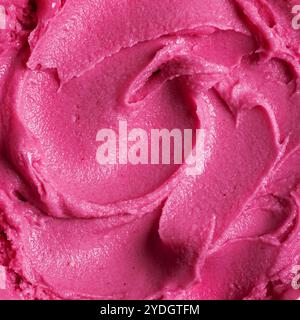 Violette Kirscheis-Textur als Hintergrund. Hausgemachtes Obst-Beeren-Eis, Sorbet oder gefrorener Joghurt aus der Nähe, köstliches Sommerdessert. Stockfoto