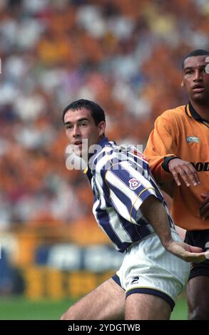 Der Albion-Fußballspieler Bob Taylor und Dean Richards of Wolves. Wolverhampton Wanderers / West Bromwich Albion in Molineux 20/8/95 1-1 Stockfoto