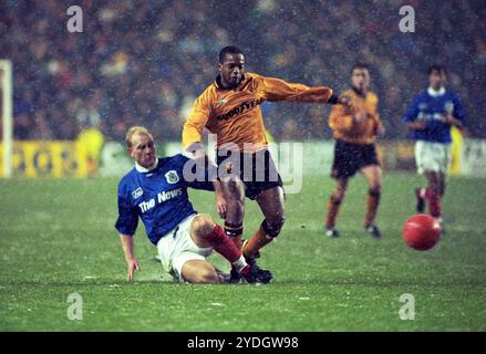 Mark Rankine und Mark Stimson spielen im Schneesturm Wolverhampton Wanderers gegen Portsmouth bei Molineux 30/12/1995; 2-2 Stockfoto