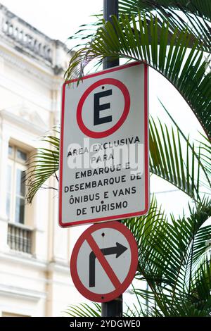 Salvador, Bahia, Brasilien - 12. Oktober 2024: Beschilderung für das ein- und Aussteigen von Bussen und Lieferwagen sowie die Richtung, in die die Fahrzeuge fahren Stockfoto