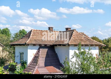 Altes Ziegeldach auf dem Haus. Im Freien Stockfoto