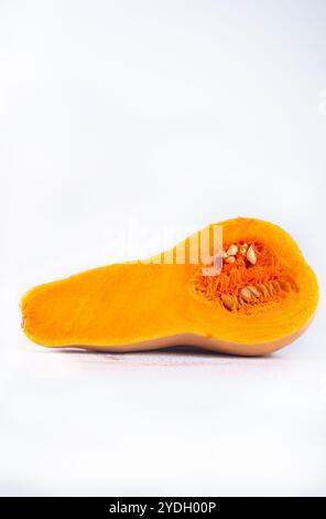 Kürbisbutternusskürbis isoliert auf weißem Hintergrund, Beschneidungspfad Stockfoto