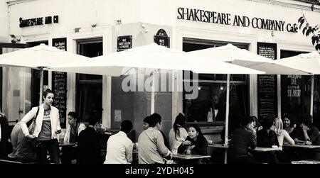 PARIS, FRANKREICH - 30. SEPTEMBER 2017: Touristen und Einheimische entspannen sich im Shakespeare and Company Café in der Nähe des berühmten Buchhandels. Schwarzweißes historisches Foto Stockfoto