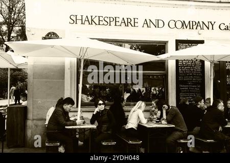 PARIS, FRANKREICH - 30. SEPTEMBER 2017: Touristen und Einheimische entspannen sich im Shakespeare and Company Café in der Nähe des berühmten Buchhandels. Historisches Foto von Sepia. Stockfoto