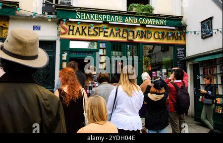 PARIS, FRANKREICH - 30. SEPTEMBER 2017: Touristen warten auf den Eintritt in die berühmte Buchhandlung Shakespeare and Company. Stockfoto