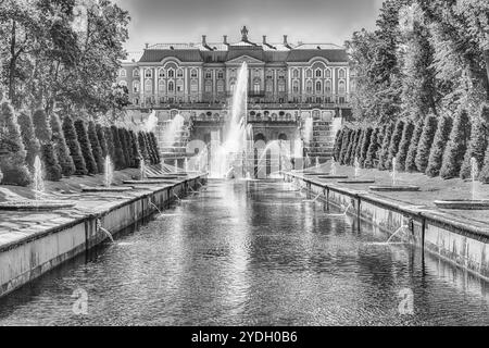 PETERHOF, RUSSLAND - 28. AUGUST: Malerischer Blick über Peterhof Palace, Grand Cascade und Sea Channel, Russland, am 28. August 2016. Schloss Peterhof und gar Stockfoto