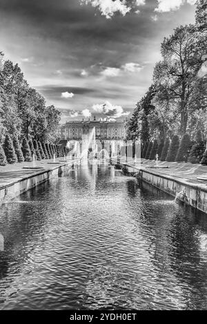 PETERHOF, RUSSLAND - 28. AUGUST: Malerischer Blick über Peterhof Palace, Grand Cascade und Sea Channel, Russland, am 28. August 2016. Schloss Peterhof und gar Stockfoto