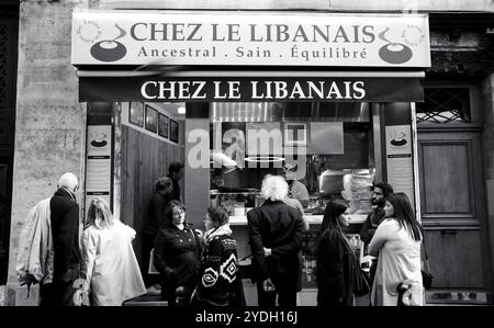 PARIS, FRANKREICH - 30. SEPTEMBER 2017: Im beliebten libanesischen Restaurant im Quartier Latin werden Sandwiches zubereitet. Schwarzweiß Stockfoto