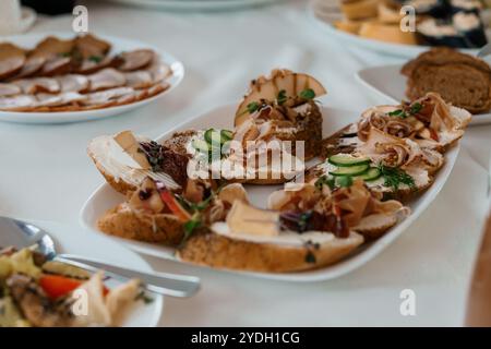 Gourmet-Vorspeisenplatte mit verschiedenen Canapes und Fleischgerichten. Stockfoto