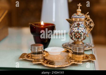 Elegantes Stillleben mit traditionellem arabischem Kaffeeset und Kerze. Stockfoto