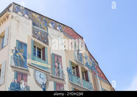 Cannes, Frankreich - 7. Mai 2024: Kunstmalerei an der Mauer des Hauptbahnhofs der Stadt Cannes an der französischen Riviera als Hinweis auf das internationale Filmfestival Stockfoto