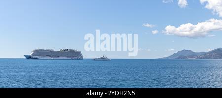 Cannes, Frankreich - 7. Mai 2024: Ein großes Kreuzfahrtschiff Norwegens Flucht entlang der Küste von Cannes an der französischen Riviera Stockfoto