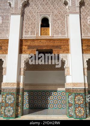 Ben Youssef Madrasa Innenhof Galerie Detail, Marrakesch Stockfoto