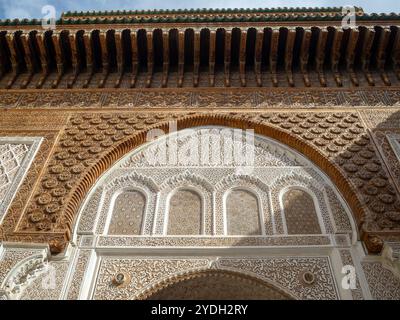 Ben Youssef Madrasa Innenhofwand Stuck und Holzschnitzereien, Marrakesch Stockfoto