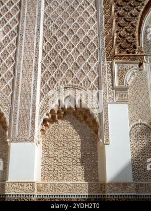 Ben Youssef Madrasa Innenhof Stuckdetails, Marrakesch Stockfoto