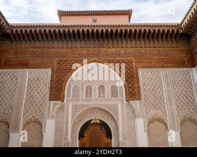 Ben Youssef Madrasa Hofdetail, Marrakesch Stockfoto