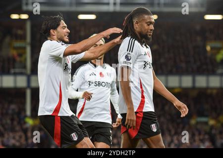 Liverpool, Großbritannien. Oktober 2024. Fulham-Stürmer Raul Jimenez (7) feiert mit dem Torschütze Fulham-Mittelfeldspieler Alex Iwobi (17), der am 26. Oktober 2024 im Goodison Park, Liverpool, England, Großbritannien das erste Tor des Spiels erzielte, um es 1-0 zu erreichen. Credit: Every Second Media/Alamy Live News Stockfoto