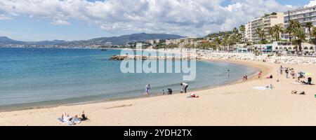 Cannes, Frankreich - 7. Mai 2024: Skyline von Cannes mit Blick auf den Boulevard de la Croisette an der französischen Riviera im Süden Frankreichs. Berühmt für sein internationales Filmfestival Stockfoto