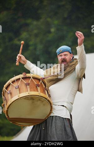 Hojbjerg, Dänemark, 27. Juli 2024: Musiker beim Wikingerfestival. Stockfoto