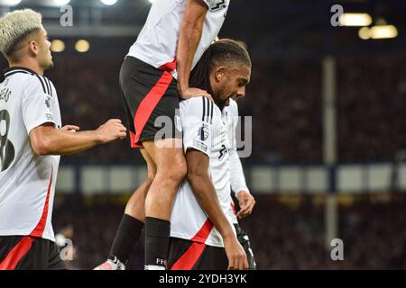 Liverpool, Großbritannien. Oktober 2024. Eine gedämpfte Feier des Mittelfeldspielers Alex Iwobi (17) aus Fulham, der am 26. Oktober 2024 im Goodison Park, Liverpool, England, Großbritannien, das erste Tor des Spiels gegen seinen alten Verein 1-0 erzielte. Credit: Every Second Media/Alamy Live News Stockfoto