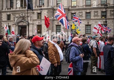 London, Großbritannien. Oktober 2024. Eine allgemeine Ansicht der Menge während der Vorführung. Anhänger des ehemaligen EDL-Führers Tommy Robinson, dessen richtiger Name Stephen Yaxley-Lennon ist, schließen sich dem Protest der Vereinigung des Königreichs in London an, während sich am North End von Whitehall in London ein Gegenprotest von Stand Up to Rassiism sammelt. Quelle: David Tramontan / Alamy Live News Stockfoto