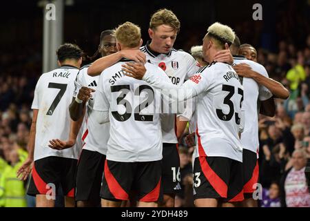 Liverpool, Großbritannien. Oktober 2024. Fulham-Spieler feiern den Fulham-Mittelfeldspieler Alex Iwobi (17) das erste Tor des Spiels 1-0 während des Spiels Everton FC gegen Fulham FC English Premier League im Goodison Park, Liverpool, England, Großbritannien am 26. Oktober 2024 Credit: Every Second Media/Alamy Live News Stockfoto