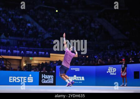 Wien, Wien, Österreich. Oktober 2024. Karen Khachanov, dienen während der ersten Bank Open - ATP500, Herren Tennis (Foto: © Mathias Schulz/ZUMA Press Wire) NUR REDAKTIONELLE VERWENDUNG! Nicht für kommerzielle ZWECKE! Stockfoto