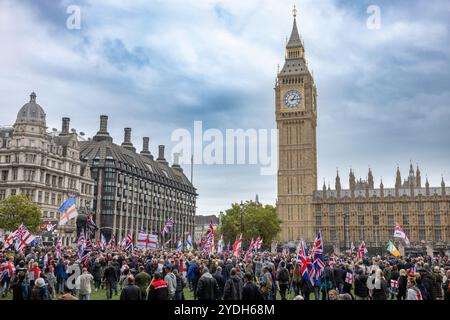 Oktober 2024 . Tommy Robinson-Unterstützer marschieren von Victoria Station zum Parliament Square . Stockfoto