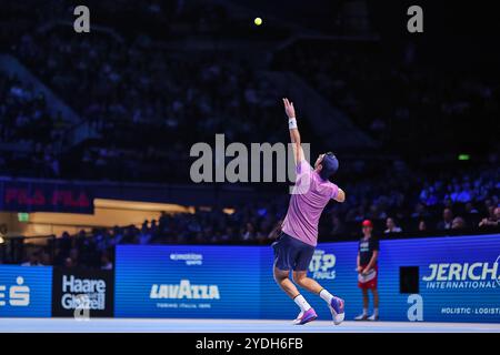 Wien, Wien, Österreich. Oktober 2024. Karen Khachanov, dienen während der ersten Bank Open - ATP500, Herren Tennis (Foto: © Mathias Schulz/ZUMA Press Wire) NUR REDAKTIONELLE VERWENDUNG! Nicht für kommerzielle ZWECKE! Stockfoto