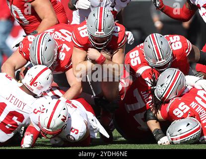 Columbus, Usa. Oktober 2024. Der Ohio State Buckeyes Quarterback will Howard (18) taucht am Samstag, den 26. Oktober 2024 in Columbus, Ohio, für einen ersten Niedergang gegen die Nebraska Cornhuskers in der ersten Halbzeit. Foto: Aaron Josefczyk/UPI Credit: UPI/Alamy Live News Stockfoto