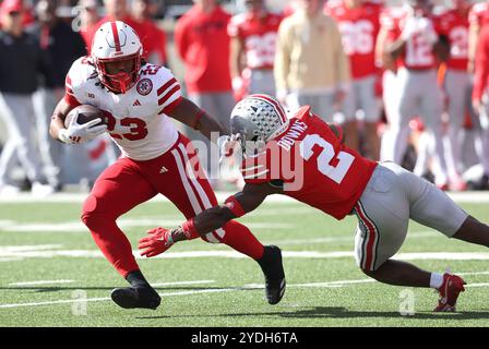 Columbus, Usa. Oktober 2024. Nebraska Cornhuskers Nolan Baudo (23) Stiff bewaffnet Ohio State Buckeyes Caleb Downs in der ersten Halbzeit in Columbus, Ohio am Samstag, 26. Oktober 2024. Foto: Aaron Josefczyk/UPI Credit: UPI/Alamy Live News Stockfoto