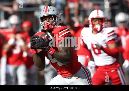 Columbus, Usa. Oktober 2024. Ohio State Buckeyes Jeremiah Smith (4) macht am Samstag, den 26. Oktober 2024, einen Touchdown gegen die Nebraska Cornhuskers in der ersten Halbzeit in Columbus (Ohio). Foto: Aaron Josefczyk/UPI Credit: UPI/Alamy Live News Stockfoto