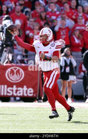 Columbus, Usa. Oktober 2024. Nebraska Cornhuskers Quarterback Dylan Raiola (15) wirft am Samstag, den 26. Oktober 2024, einen Pass gegen die Ohio State Buckeyes in der ersten Halbzeit in Columbus, Ohio. Foto: Aaron Josefczyk/UPI Credit: UPI/Alamy Live News Stockfoto