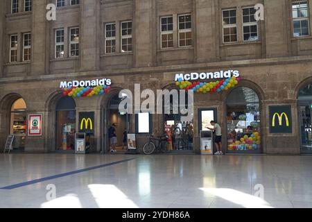 Leipzig, Deutschland - 2. September 2024 - Hauptbahnhof. Bahnhalle mit Geschäften auf zwei Etagen. Stockfoto