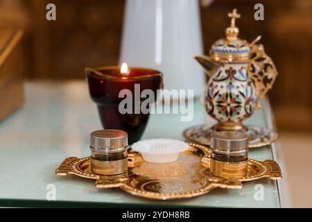 Elegantes Stillleben mit traditionellem arabischem Kaffeeset und Kerze. Stockfoto