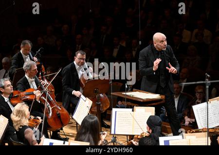 Prag, Tschechische Republik. Oktober 2024. Eröffnungskonzert der 31. Staffel der PKF - Prager Philharmonie unter Leitung des Chefdirigenten Emmanuel Villaume (im Bild) fand am 26. Oktober 2024 im Rudolfinum in Prag, Tschechische Republik statt. Quelle: Katerina Sulova/CTK Photo/Alamy Live News Stockfoto